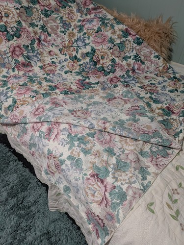 Vintage 56 X 80 Rectangular Multicolor Cottage Floral Fabric Tablecloth - Picture 3 of 3