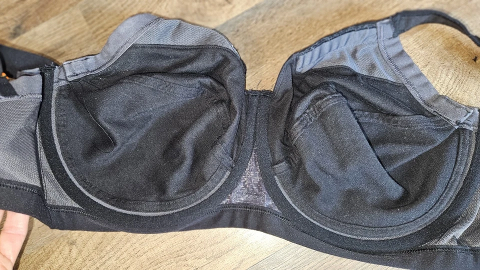 Berlei Women's High Performance Smooth Bra Black  32I - Image 4 of 4