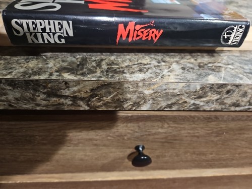 Misery by Stephen King Hardcover Book + Dust Jacket 1st Edition 1st Print 1987 - Imagen 9 de 13