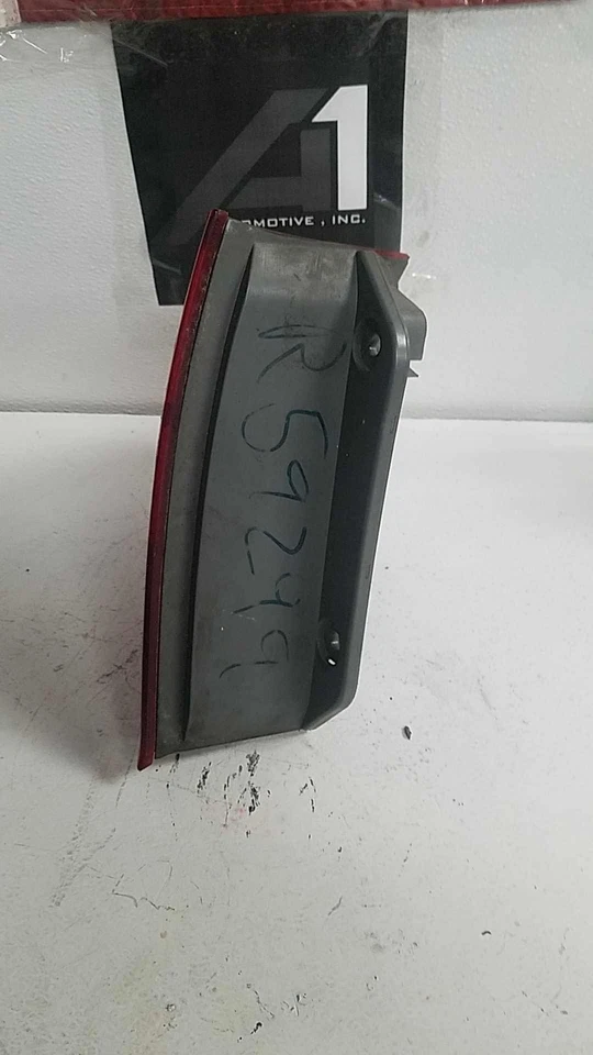 02-04 ISUZU AXIOMA TRASERO IZQUIERDO LADO CONDUCTOR FRENO LUZ TRASERA MONTAJE LÁMPARA LH OEM Foto 4 de 4