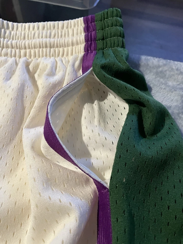 Men’s S Cream Milwaukee Bucks 2000/2001 Swingman Shorts, Mitchell & Ness, NWT - Image 4 of 4