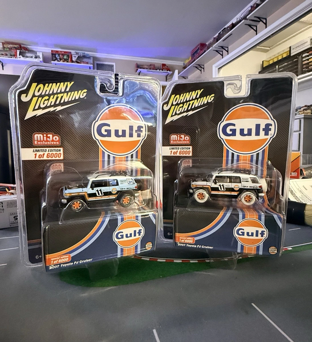 Voiture Miniature Johnny Lightning 1:64 - Toyota Land Cruiser 1980 Gulf - Bleu Clair/Orange - Indonésie