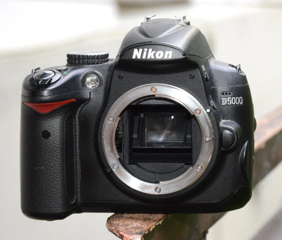 NIKON D5000 DSLR digitale Spiegelreflexkamera Digicam 12,3 MP  Body 