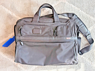TUMI Alpha 3 T-pass Compact 17