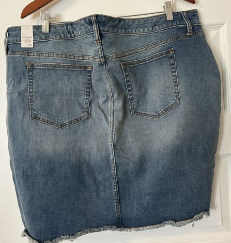 NWT New Torrid Plus Size 26 Distressed Blue Jean Denim Skirt Frayed Edge - Picture 2 of 4