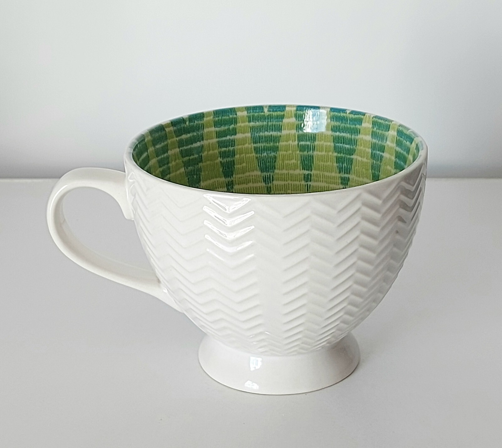 Footed Ceramic Tea Mug Cup White & Green Pattern 14 Oz Signature Housewares NEW
