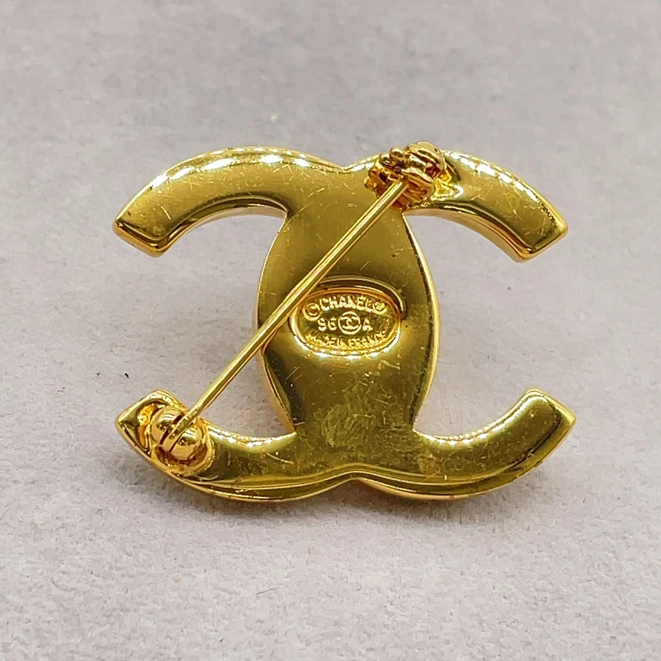 Auténtico broche pin CHANEL 95A marca de coco grabado dorado con bloqueo giratorio con caja OT010026 Foto 4 de 4