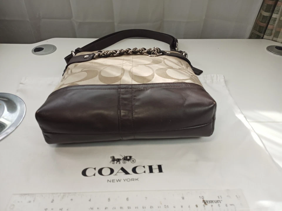 蔻驰 Ashley 中号棕色米色褶皱嬉皮包签名 Sateen 皮革表带 — 第 2/4 张图片