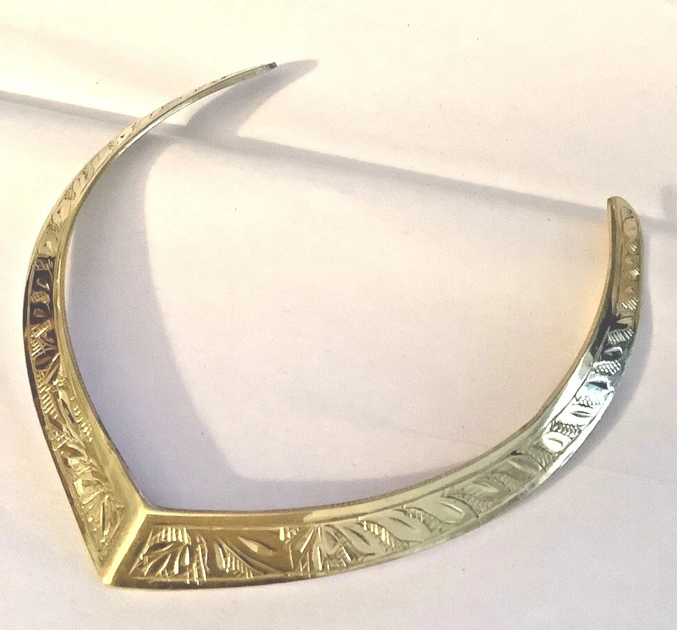 VETEMENTS Costume e moda stile girocollo tono oro trama intagliata larghezza 5"