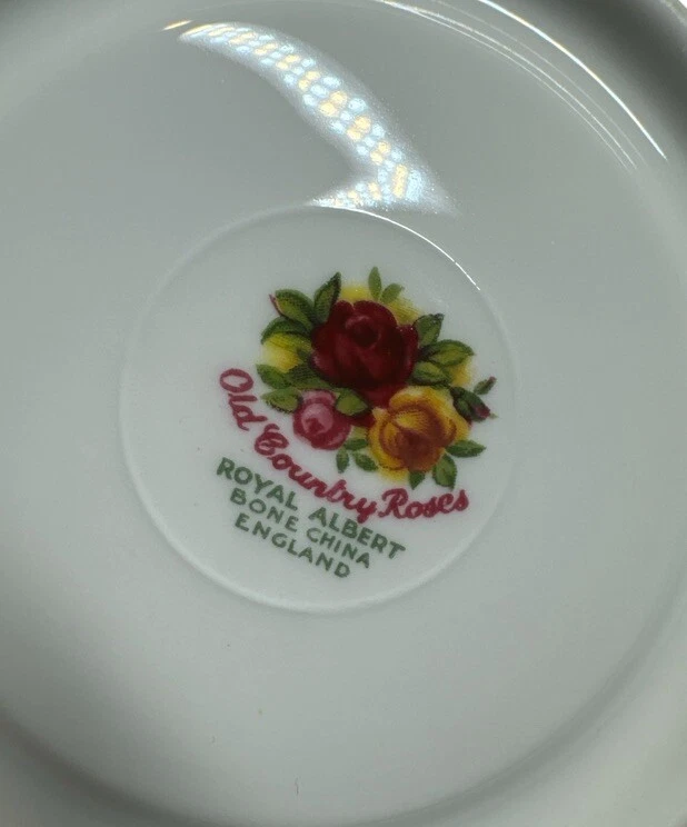 Un (1) platillo Demitasse con borde dorado Royal Albert Old Country Roses c1962 solo EC Foto 3 de 4