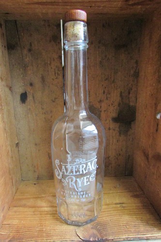 Leere Sazerac Rye Whiskey Flasche
