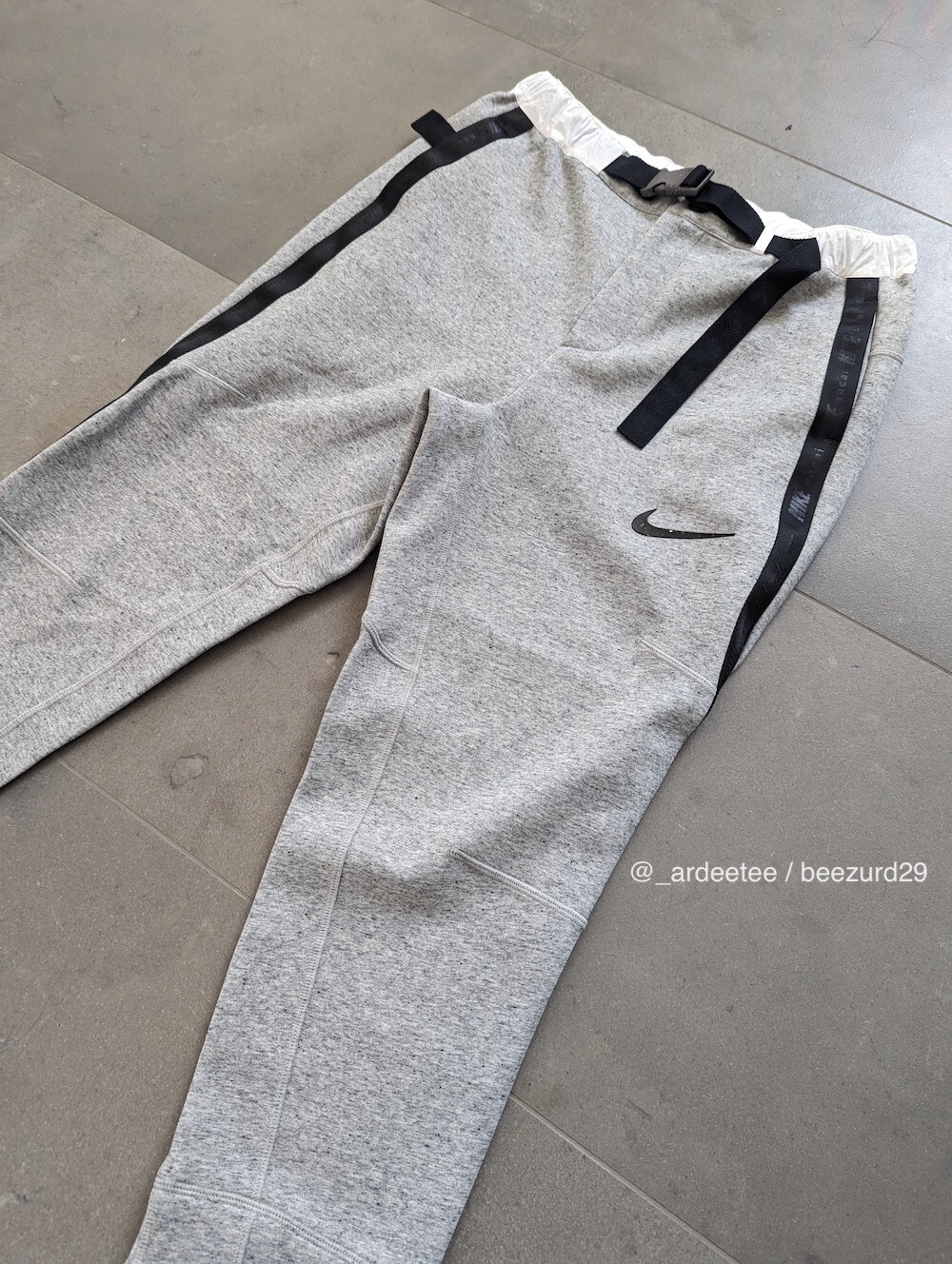 SACAI X NIKE NIKE x SACAI CHITOSE ABE HYBRID JERSEY PANTALONI LOUNGE $329 (GRIGIO MEDIO)