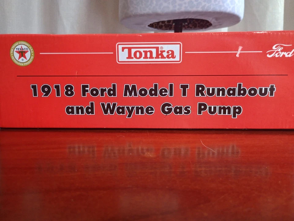 Gearbox Tonka 1918 Ford Model T Runabout Coin Bank & Wayne Gas Pump Texaco 57625 - Image 3 of 4
