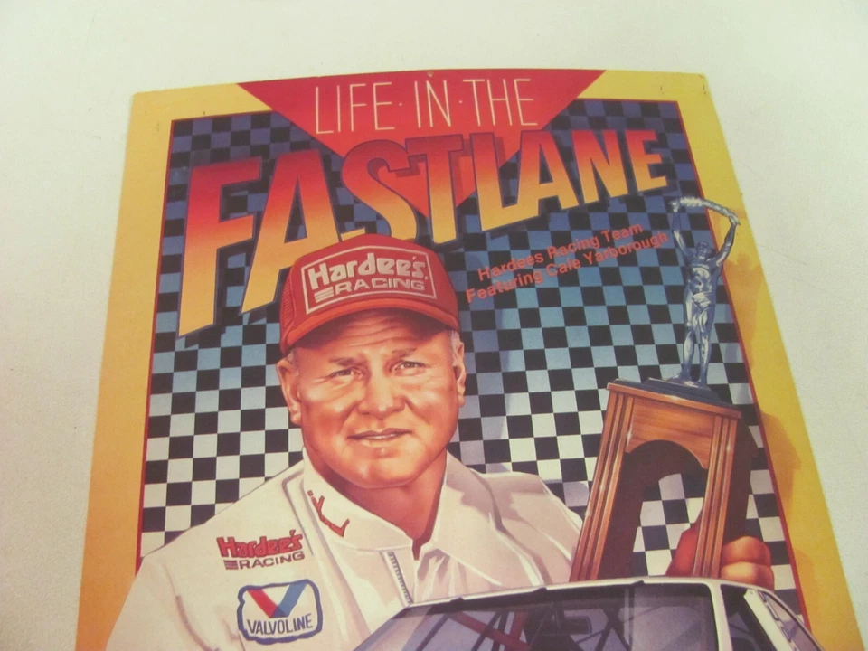 Antigo folheto cartão postal de corrida Cale Yarborough Hardees 1987 Oldsmobile NASCAR - Imagem 2 de 4