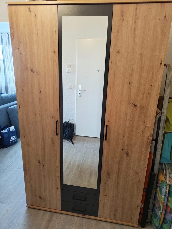 Kleiderschrank mit Spiegel