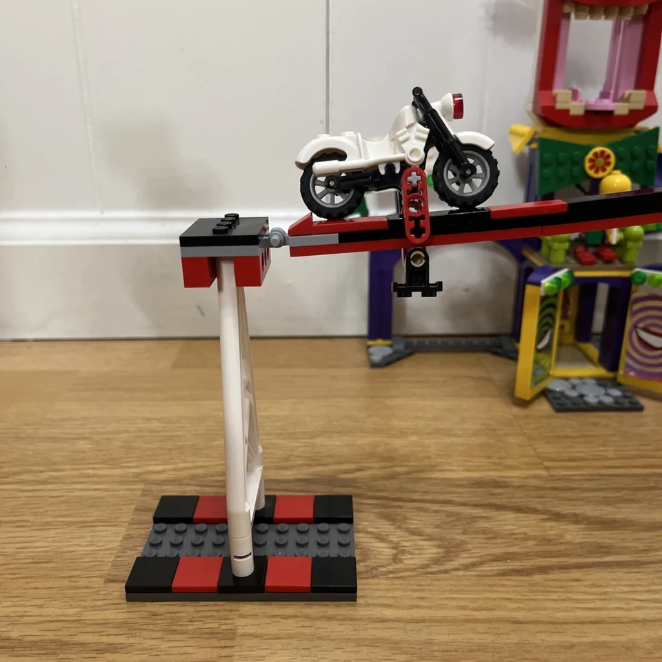 LEGO 76035 DC Comics Super Heroes Jokerland 90% completo sin Batimóvil ni Figuras Foto 3 de 4