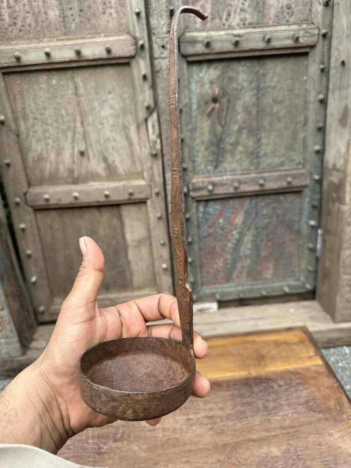 Colher antiga de metal esculpida à mão a óleo - Imagem 2 de 4