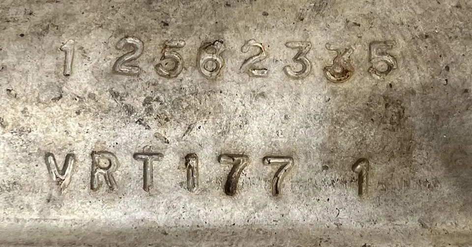 02 03 Chevy Silverado LS Exhaust Manifold w/o EGR RH Passenger Side OEM 12602038 - Image 2 of 4