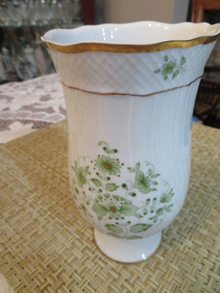 ホロハーザ（Hollóháza） HOLLOHAZA Hungary, 7 inch White Porcelain Vase, Excellent