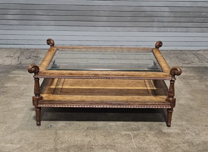 Mesa de centro de cóctel ocasional de caoba y cuero con tapa de vidrio Maitland Smith Foto 2 de 4