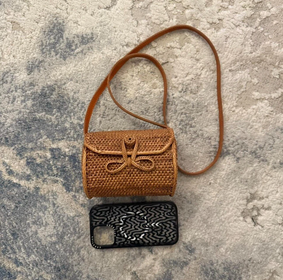 Bolso de mujer tejido de mimbre con correa de cuero bandolera cierre de lazo  Foto 4 de 4