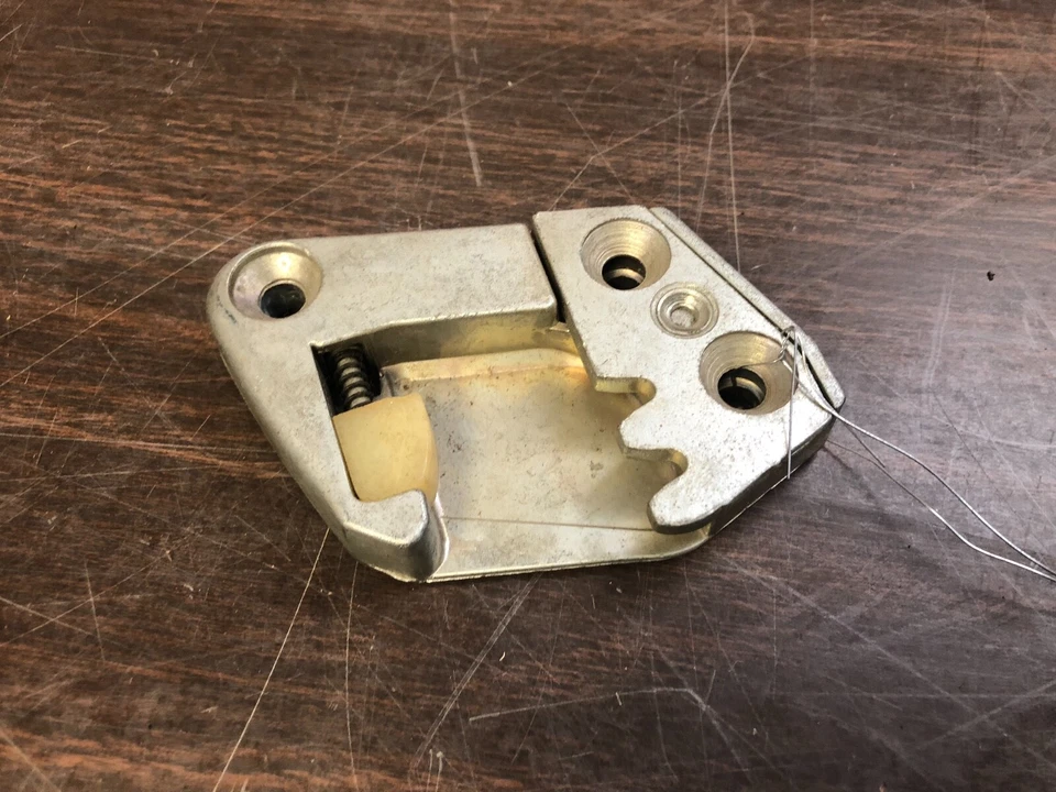 1961 1962 OLDSMOBILE F85 RH PORTA FRONTAL STRIKER NOS 319 - Imagem 4 de 4