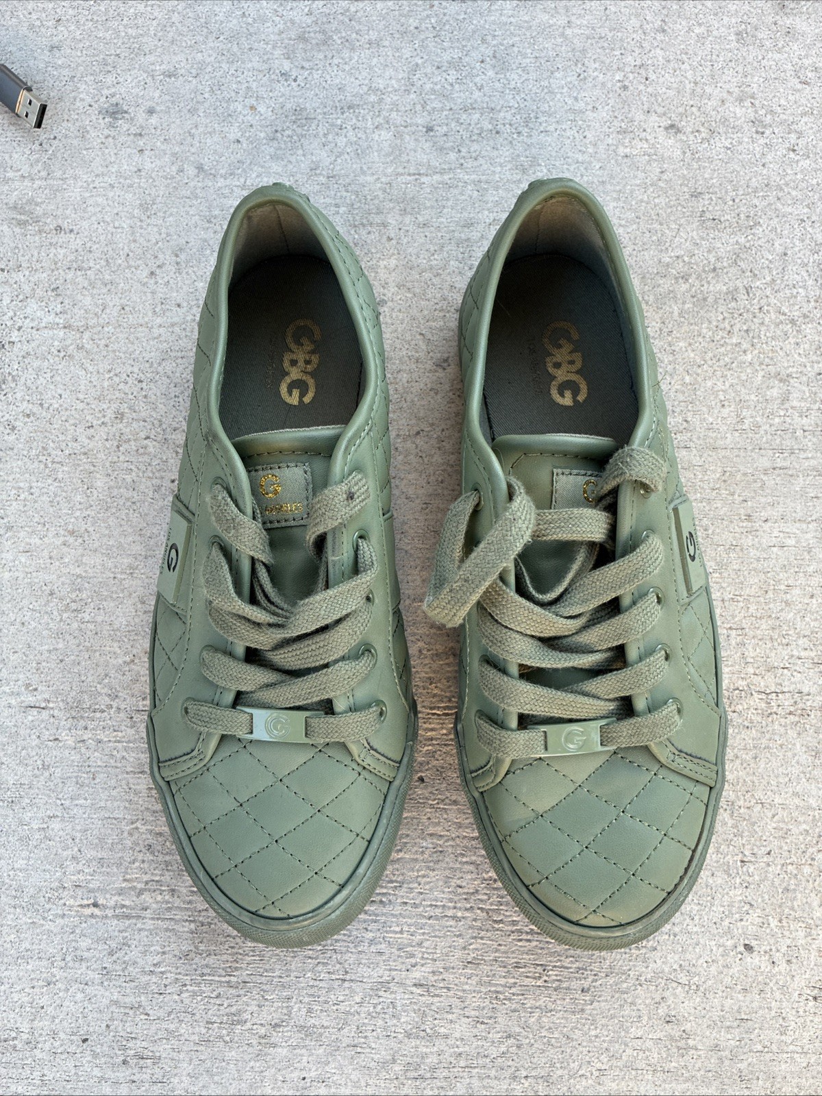 G By Guess Backer 2 Womens 8 size Comfort Shoes Green Quilted Leather Sneaker
