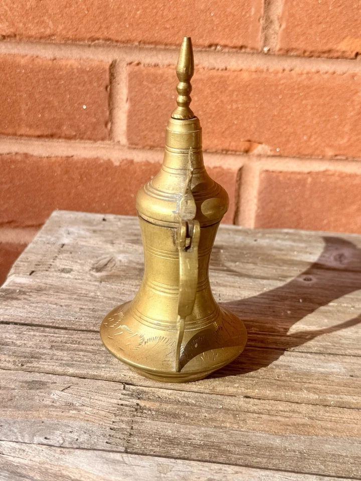 "Antigua cafetera Dallah de latón de Oriente Medio árabe islámico con fondo firmado 6""" Foto 2 de 4