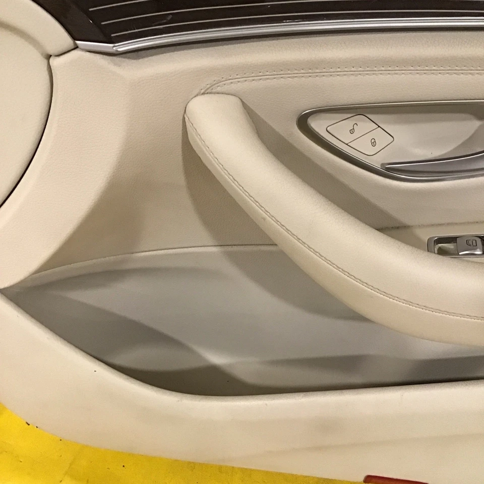 Panel interior de la puerta del lado del pasajero delantero derecho Mercedes Benz E300 2017-2019 Foto 4 de 4