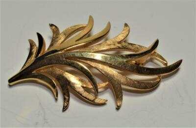 Vintage Signierte TRIFARI Krone Goldfarbene Polierte Blattförmige Brosche