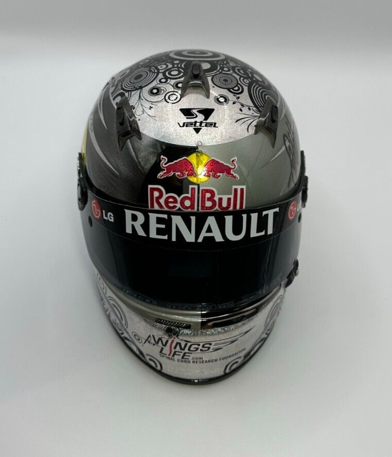 Casque 1/2 échelle Sebastian Vettel 2010 – Signé, Pièce De Collection