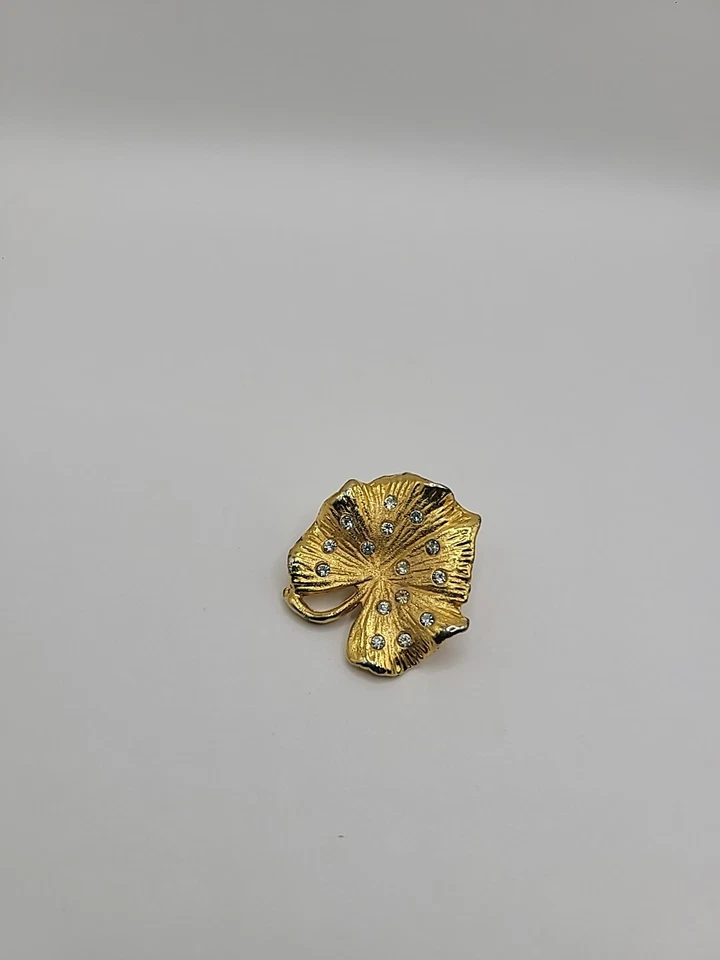 Vintage Brooch Pin Gold Tone Leaf Flower Crystals White Jewelry Costume - Image 4 of 4