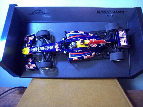 1/18 MINICHAMPS 110 110301 RED BULL RB7 JAPAN 2011 WORLD CHAMP SEBASTIAN VETTEL - Picture 5 of 6