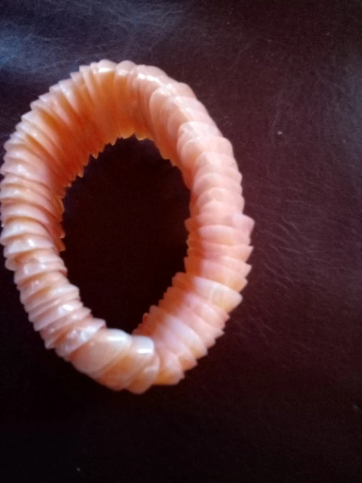 Pulsera elástica de 8 pulgadas color naranja/salmón con concha de madreperla Foto 4 de 4