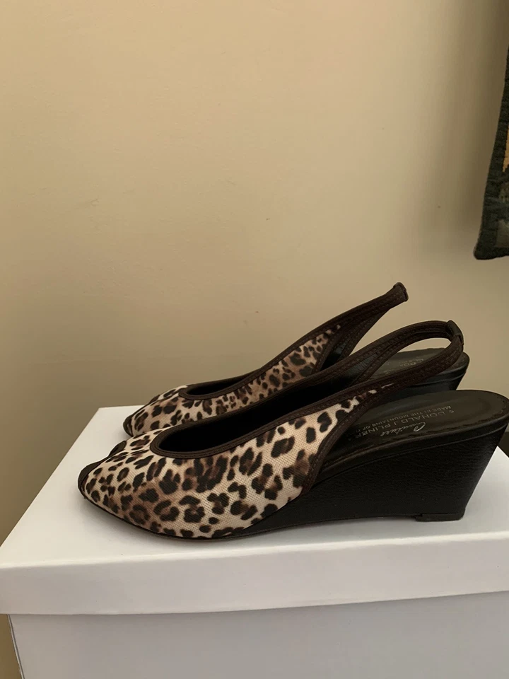 Sapatos femininos tamanho 9,5 Donald J pliner estampa animal  - Imagem 2 de 4