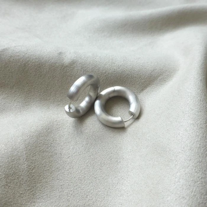 TOM WOOD chunky hoop satin medium Sterling silver earrings W2.4 x H2.3 x D0.4cm