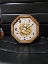 Vintage Spartus MCM Wall Clock COUNTRYSIDE Daisies 9-1/2” Keeps Great Time!