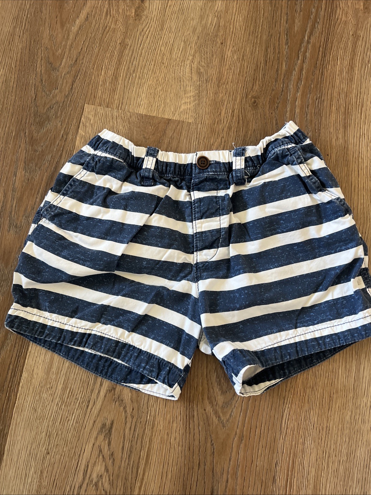 Men’s Abercrombie & Fitch White And Blue Stripe 4” Short Size Small