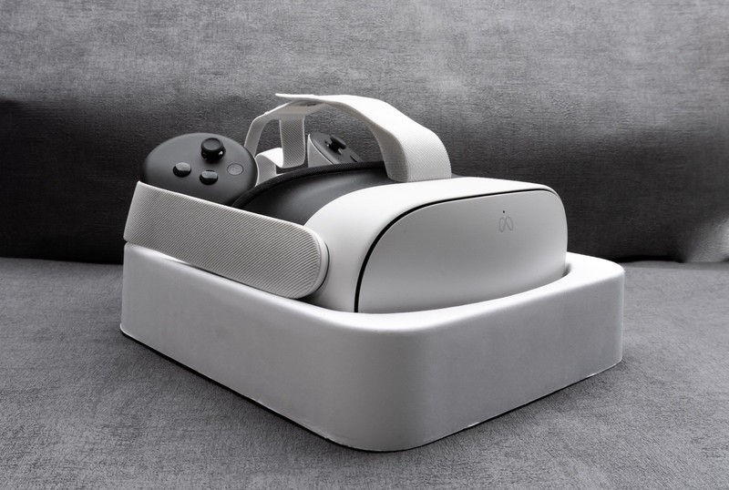 Meta Quest 3S Virtual Reality Headset 128GB White with Controllers and Charger