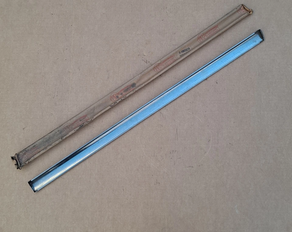 1946-1948 Plymouth P15 Special Deluxe NOS MoPar puerta delantera derecha moldura Foto 4 de 4