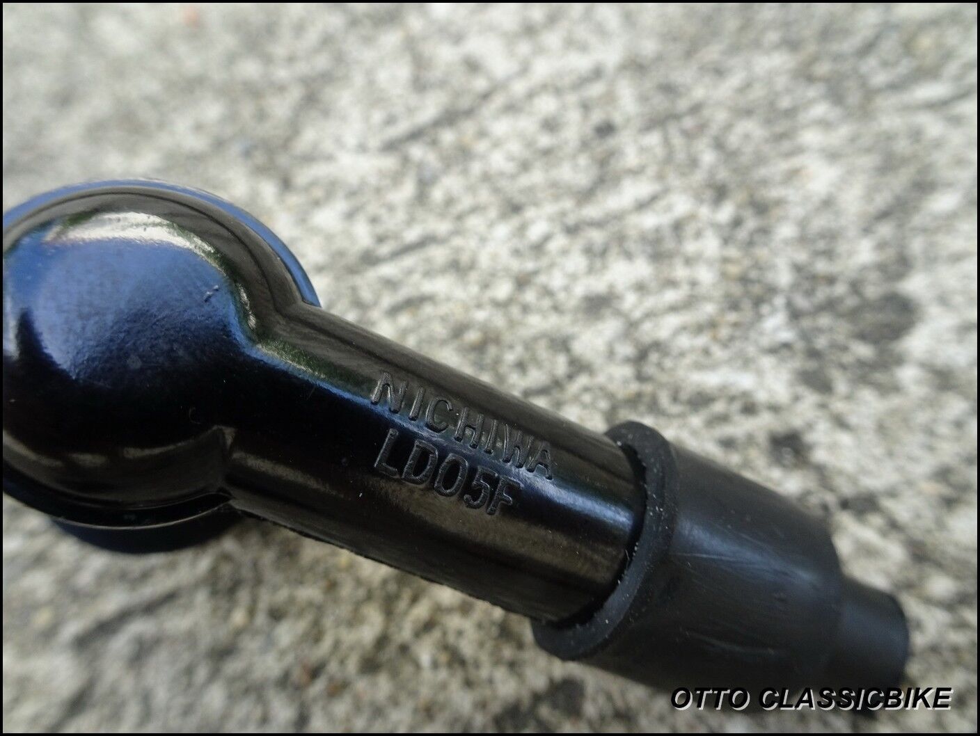 HONDA CZ100 Z50M Z50A CT70 CF70 CF50 Z50 ST50 ST70 QA50 Cap Spark Plug