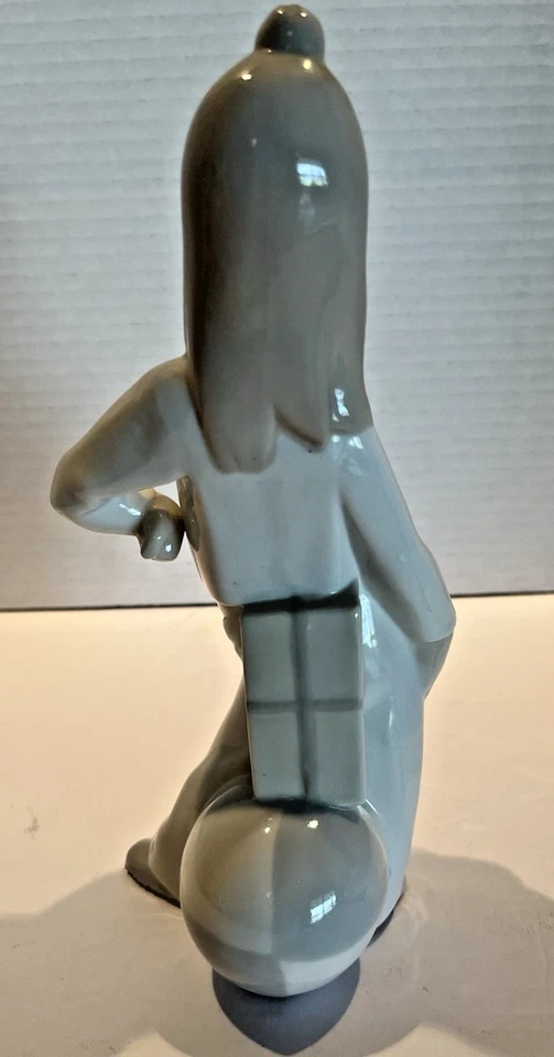 Figurine Girl with Ball & Gift Box Possible Lladro NAO Hand Made in Spain - Image 4 of 4