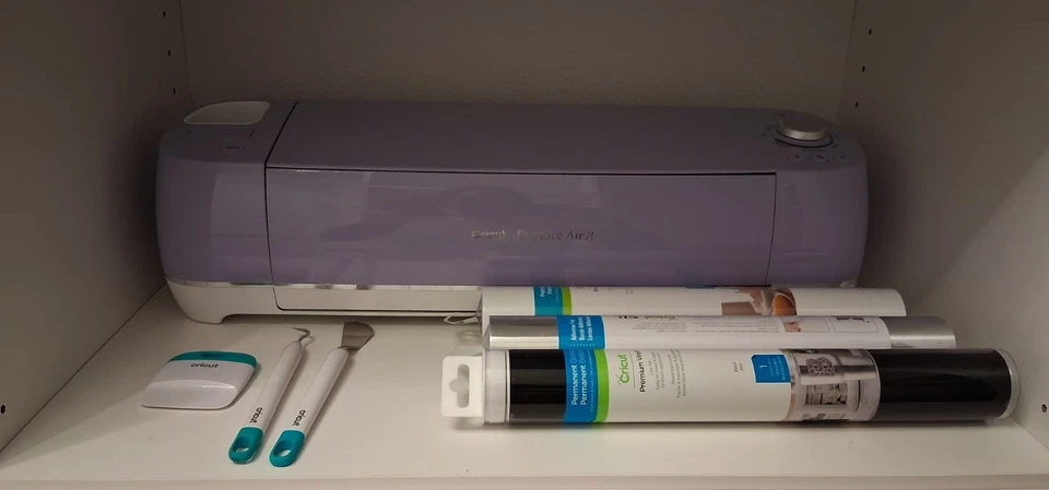 “Cricut Explore Air 2 Cutting Machine + Extra Tools & 3 Premium Vinyl Rolls  Foto 4 de 4