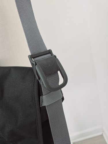 Osprey Backwoods kleine schwarze Reisetasche Kuriertasche mit Klappschnalle Kuriertasche - Bild 10 von 10
