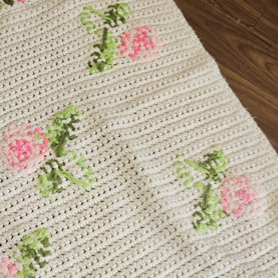 Manta de punto de ganchillo para regazo mesa corredor flecos diseño floral rosa abuela 51x23" Foto 4 de 4
