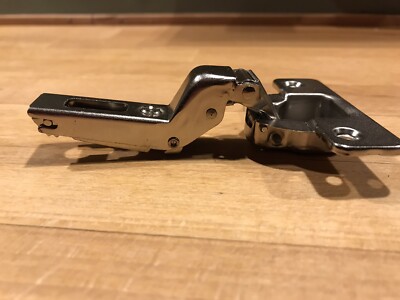  Scharnier, Topfband,  110° Push To Open für grifflose, einschlagende Türen, neu