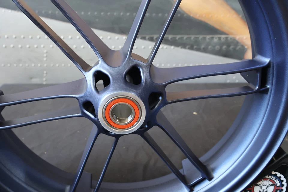 G0110.02A8AYCR NEW OEM 2003-2010 BUELL XB1125R/CR FRONT WHEEL DIAMOND BLUE - Image 3 of 4