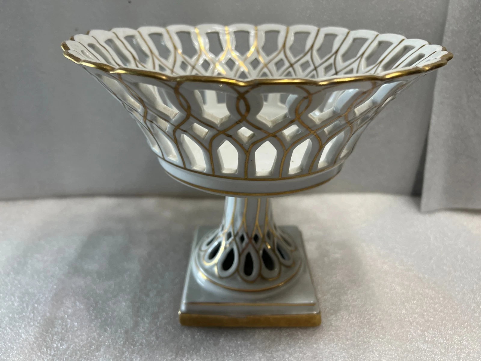 Vintage Regency Porcelain Reticulated Compote Pedestal Bowl White Gold Gilt 6333 - Picture 2 of 11