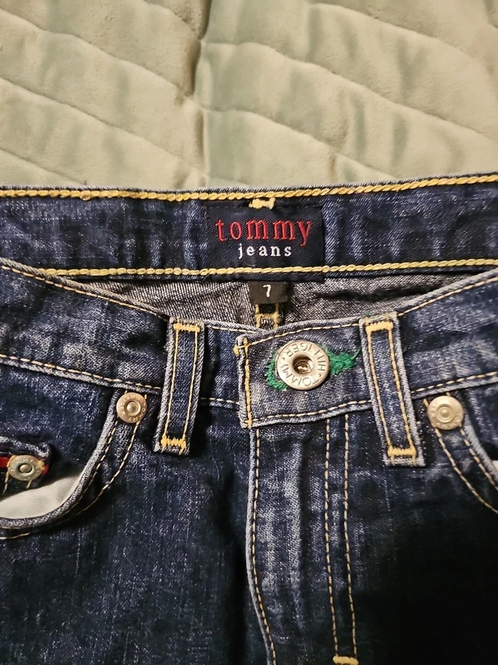 Tommy Hilfiger 女孩牛仔裙 7 码时髦迷你裙二手状况完好。  — 第 2/4 张图片