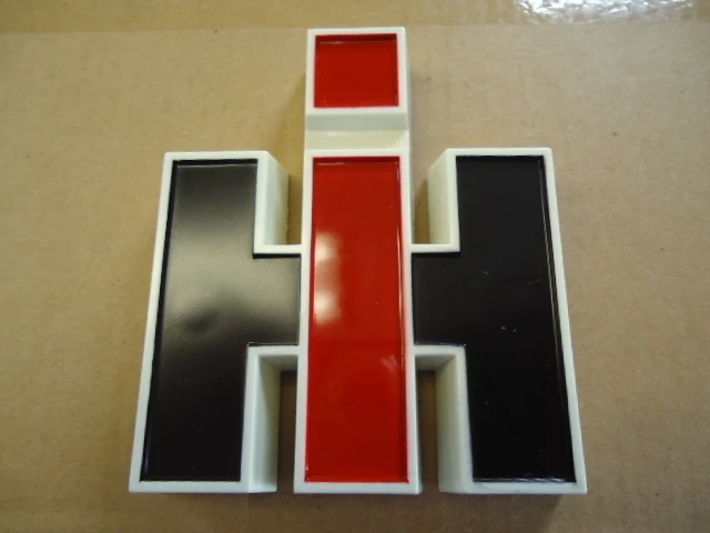 NUEVO Para IH Farmall Capucha Emblema Cub Lo Niño 154 184 185 140 404 424 444 2751846R1 Foto 2 de 4